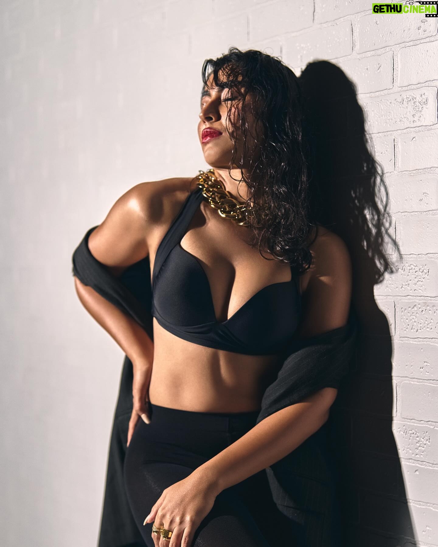 Katie Iqbal - 813 Likes - Vibing my favorite people…
📸 @aadiiiii01
HMU: @sneharodricks & @hairbyprem
Styled by: @bitofbash
Ast stylist: @rachel_ralph.fernandes