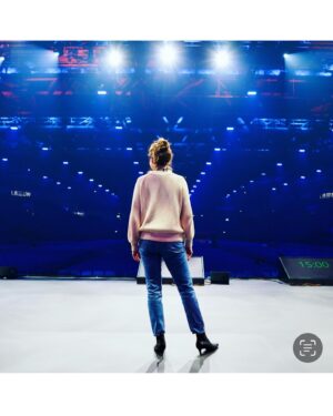 Katrin Bauerfeind Instagram - 2023 / ||
Ich liebe Silvester, weil etwas zu Ende geht und man Dinge, die nicht mehr sind oft mehr zu schätzen weiß als Dinge, die  einfach immer weiter laufen. Und es gibt so etwas wie einen neuen Anfang und der bringt immer ein wenig Hoffnung mit sich, Neugier auf das, was vielleicht kommt. Vorfreude. Diesmal ist mir allerdings ein wenig mulmig zumute wegen dem, was kommen könnte. Vielleicht das Alter, vielleicht zu viele Nachrichten, zu viel Welt da draußen oder von allem ein bisschen. Ich hab mit meiner Familie das Ritual sich Silvesterbriefe zu schreiben, die man um 0:00 Uhr liest und dem anderen etwas wünscht. Uns allen wünsch ich leichte Herzen, nicht zu verzweifeln in Anbetracht von so vielen Krisen und Kriegen, nicht aufzugeben, zu versuchen das Schöne zu sehen, auf das Gute zu vertrauen und selbst ein Teil davon zu sein. Passt gut auf euch auf und nur das Beste! Kommt gut rüber und dann Happy New Year!🚀