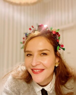 Katrin Bauerfeind Instagram - Merry merry Weihnachten euch allen.💫Ich hoffe, ihr habt schöne Tage mit guten Menschen und liebt alles daran. Gedanken an alle, die hadern, struggeln und bei denen das Fest kein Fest ist. Es geht vorbei. Weiß ich aus eigener Erfahrung. 
Passt gut auf euch auf und allerbeste Grüße aus meiner Valentino/Hermine Granger-Robe und ja, wie alle, hab ich an Weihnachten auch zu viel Zeit KI-Effekte auszuprobieren (2)! Fuck! 😅
Auf Bild drei sind meine fantastischen Weihnachtsohrringe von @_eaoe_ , die hatte ich schon bei der B K Weihnachtsfeier an. Sie ist unsere Hörerin   Designerin und das sind ihre Ausbildungsstücke und jetzt meine Feiertagsohrringe!🙏
Alles Liebe für euch, Katrin.🎄