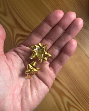 Katrin Bauerfeind Instagram - Merry merry Weihnachten euch allen.💫Ich hoffe, ihr habt schöne Tage mit guten Menschen und liebt alles daran. Gedanken an alle, die hadern, struggeln und bei denen das Fest kein Fest ist. Es geht vorbei. Weiß ich aus eigener Erfahrung. 
Passt gut auf euch auf und allerbeste Grüße aus meiner Valentino/Hermine Granger-Robe und ja, wie alle, hab ich an Weihnachten auch zu viel Zeit KI-Effekte auszuprobieren (2)! Fuck! 😅
Auf Bild drei sind meine fantastischen Weihnachtsohrringe von @_eaoe_ , die hatte ich schon bei der B K Weihnachtsfeier an. Sie ist unsere Hörerin   Designerin und das sind ihre Ausbildungsstücke und jetzt meine Feiertagsohrringe!🙏
Alles Liebe für euch, Katrin.🎄
