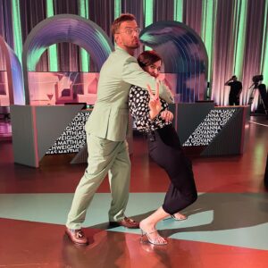 Katrin Bauerfeind Instagram - Wer stiehlt wem die Show, it‘s a wrap!!! Danke an alle für jedes Mal noch ne Staffel, nach der man denkt: also, das kann man nicht toppen und dann cuanta costa cinquecento fazzoletti!!!

@jokoundklaas @officiallyjokoturbo @matthiasschweighoefer @thomasschmitt @jakoblundt @teenatuning @sarahsharonkarsten