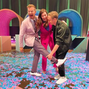 Katrin Bauerfeind Instagram - Wer stiehlt wem die Show, it‘s a wrap!!! Danke an alle für jedes Mal noch ne Staffel, nach der man denkt: also, das kann man nicht toppen und dann cuanta costa cinquecento fazzoletti!!!

@jokoundklaas @officiallyjokoturbo @matthiasschweighoefer @thomasschmitt @jakoblundt @teenatuning @sarahsharonkarsten