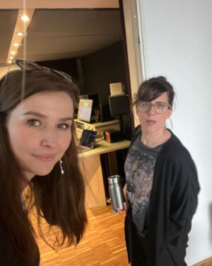 Katrin Bauerfeind Instagram - 2023 / ||
Ich liebe Silvester, weil etwas zu Ende geht und man Dinge, die nicht mehr sind oft mehr zu schätzen weiß als Dinge, die  einfach immer weiter laufen. Und es gibt so etwas wie einen neuen Anfang und der bringt immer ein wenig Hoffnung mit sich, Neugier auf das, was vielleicht kommt. Vorfreude. Diesmal ist mir allerdings ein wenig mulmig zumute wegen dem, was kommen könnte. Vielleicht das Alter, vielleicht zu viele Nachrichten, zu viel Welt da draußen oder von allem ein bisschen. Ich hab mit meiner Familie das Ritual sich Silvesterbriefe zu schreiben, die man um 0:00 Uhr liest und dem anderen etwas wünscht. Uns allen wünsch ich leichte Herzen, nicht zu verzweifeln in Anbetracht von so vielen Krisen und Kriegen, nicht aufzugeben, zu versuchen das Schöne zu sehen, auf das Gute zu vertrauen und selbst ein Teil davon zu sein. Passt gut auf euch auf und nur das Beste! Kommt gut rüber und dann Happy New Year!🚀