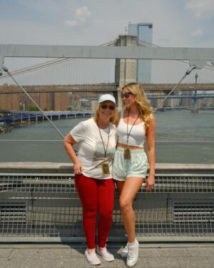 Katrina Bowden Instagram - NYC!! Always fun to visit. Can’t believe I survived willingly living there for 9 years😂 so good to see friends, Adam’s incredible show, and spend time with my family🤸🏼‍♀️🤸🏼‍♀️
Also, I lived in NJ then immediately NYC for 26 years of my life and this was my first time going to the Statue of Liberty lol