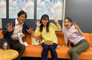 Katsunori Takahashi Instagram - 今日は、今週は、若者の気持ち。

舞の気持ち、くるみちゃんの気持ち、そして貴司くんの気持ち。

お父ちゃんはものづくりの人。
舞と一緒に飛行機を作る事を、
ずっと楽しみにしてきたから、そこの部分は、正直がっかり、

けど、人に遠慮して自分の気持ちを言えず、優しくあんなに弱かった子が、

やりたいことを、こんなにキラキラした笑顔で一生懸命訴えてることは心の底から嬉しい😂　だから困惑のなかへ。

でも、当時の日本には女性パイロットはまだいない時代、完全な男社会、、体力的なこと以外にも様々な困難があるだろうことは想像に難くない。
まして大学を中退して航空学校に行きたいと言う。

この夫婦には、やはりめぐみさんが大学生の時に、大学を辞め、浩太と駆け落ち、工場を継いだ経緯があって🤭

そのことへの後悔はないと言いきってはいるものの、やはり色々な局面には出会ってきた中で、

大学は出といてほしいと思ってる。

けど、あまりそれを言って、舞の未来を限定したくもない。
だから言葉には詰まる。

言葉選んだ上で出てきたのがあの言葉。

特にめぐみさんは、自身の性格もあるけれど、

熟慮の必要があることを身をもって感じてる。

工場を営んできた2人は、親として、あの反応になる、、それもよ〜くわかります。

そしてそれを朝ドラの表現の枠に、重すぎない演技に封じ込める。

でもふと思うと、このやりとり、かつてのばんばとめぐみさんのやりとりを思い出すわけなんで…すよね。

さて、、明日はどうなるか。。

実はこのシーン、僕は浩太として、いや、僕としてかな、一つの強い自然な反応があったんですが、そこは演出にそぐって端的な表現に。沢山の人たちの力や感性が折り重なって、作品は作られていきます。

朝ドラは女性の姿が大切な作品。なるほど、と。作品作りは面白く、尊いです。

#朝ドラ
#舞いあがれ
#福原遥
#横山裕
#山下美月
#赤楚衛二
#永作博美
#高橋克典
#松尾諭
＃ぐっさん
#くわばたりえ
#東大阪
#ねじ工場
#空が好きな人と繋がりたい 
#空