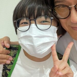Katsunori Takahashi Instagram - リハーサル室での一コマ。
僕らもその役を任されると言うことは大変なこと。僕はデビュー29年でやっと。

とにかく、、

ものすごい人数の中から選びぬかれて、ここにいる子達は、やはり凄い子たちだなと、
稽古の時に実感する。

魅力と実力を兼ね備えた子供たち。

特にうちの子たちは凄い❗️
なんてさらに親バカも入ってる。笑

しかもこういう場合、浩太とめぐみ（僕と永作博美さん）に似ていないとならないし、

遥ちゃんと横山くんに成長しそうなタイプじゃないとならないわけで❗️
舞はもしかしたら少しおばあちゃん似なのかもしれないねー。
本編には出てこない浩太のお父さん似なのかも。
でも笑った目はちょっと似てる。
岩倉舞役
浅田芭路（はろ）ちゃんと
岩倉浩太役
海老塚幸穏（さいおん）くん。

仏壇に飾ってあっためぐみさんのお父さんの遺影はめぐみさんによく似てる、とか、キャスティングの妙。
そこらへんの作りも丁寧で。

悠人のことをもう少しかまってやればよかった。
ついつい体の弱い舞に意識がいきすぎて。

#朝ドラ　#舞いあがれ
#岩倉舞　#浅田芭路
#岩倉悠人　#海老塚幸穏
＃岩倉めぐみ　＃永作裕美
＃岩倉浩太　＃高橋克典