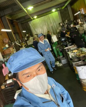 Katsunori Takahashi Instagram - 「舞いあがれ」

これが原動力。
原点。
これが大事。

工場の仲間たち
かっこええやろ。

#舞いあがれ
#NHK
#朝ドラ
#福原遥
#高杉真宙
#古舘寛治
#永作博美
#高橋克典