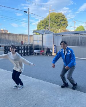Katsunori Takahashi Instagram - 今朝のツラいシーンを撮った日に。

舞とふざけて撮った。

日本中の人が大変な時期やった。
今もそうやね。
皆さんが元気にいてくれることを心から願う。
年内、あと少し。