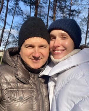 Katya Osadcha Instagram - Наша річниця 💔 сім років з дня нашого спонтанного розпису. 
Я кругла, як кулька 😅 за два тижні до народження Івана, але Юра скомандував, що маємо розписатися, а раніше часу звичайно не знайшлось 😇 
Тому в лютому по страшенній ожеледиці ми поковзали в РАКС 😂

@gorbunovyuriy дякую тобі за наші 7 років, за наш весь час разом, наші спогади і всі негаразди, що долаємо разом, наших хлопців  і твою підтримку в будь-якому моєму розпачі. 
Love you to the moon and back ✨