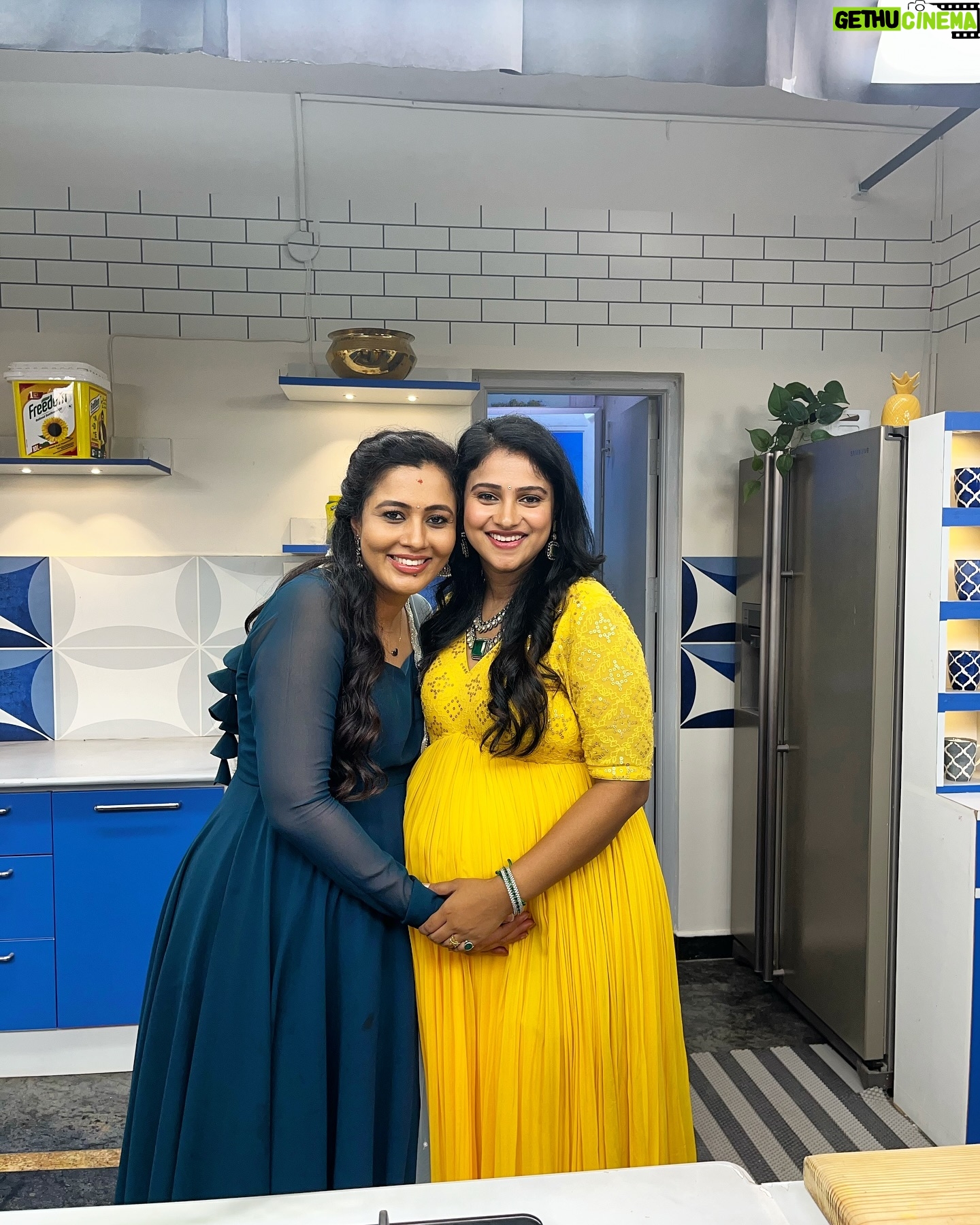 Kavitha Gowda - 80.8K Likes - Guess where we are 😁 and what are we doing 🫰🏻🫰🏻
@neharamakrishna
#reunion