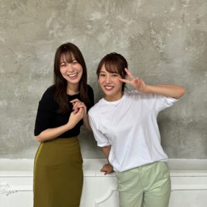 Kayako Abe Instagram - ♪

撮影でちはるちゃんに会えました🤭♡

👚: @eloops_jp 

👖: @ladymade_official