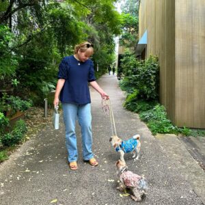Kayo Noro Instagram - 幸せなひと時🐶🐶🌲🍽️☕️
・
私服🙋🏻‍♀️
tops  #noticecolors 
denim #levis 
・
・
・
Notibe//colors というお洋服ブランドをやらせていただいてます。M size〜3L sizeまであります♡
私が着てるのはL sizeです♡
・
QVCというサイト.アプリで購入できますので宜しかったら是非♡
『ノーティスカラーズ』で検索していただいてもすぐ出てきます♪