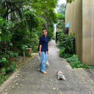 Kayo Noro Instagram - 幸せなひと時🐶🐶🌲🍽️☕️
・
私服🙋🏻‍♀️
tops  #noticecolors 
denim #levis 
・
・
・
Notibe//colors というお洋服ブランドをやらせていただいてます。M size〜3L sizeまであります♡
私が着てるのはL sizeです♡
・
QVCというサイト.アプリで購入できますので宜しかったら是非♡
『ノーティスカラーズ』で検索していただいてもすぐ出てきます♪