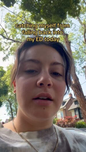 Keara Graves Instagram - TW: EDs /// Make sure to check in with your friends… but not after checking in with yourself first 🤍 

#recoveryjourney #healingjourney #edrecovery #mentalhealth #bodyacceptance #bodyimagehealing #bodyimage