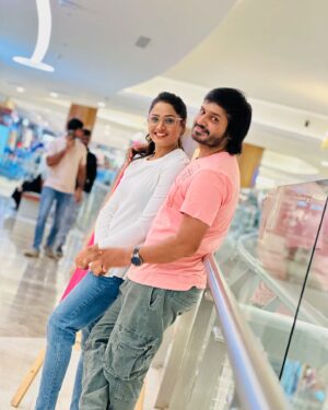 Keerthi Bhat Instagram - Adharam Madhuram😍

Mine @its_vijay_karthikeyan 

#couple #lovequotes #livemusic #lifeplanner #bangalorediaries #fun#enjoy #songs