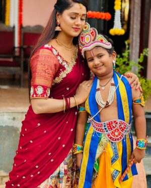 Keerthi Bhat Instagram - Happy Sri Krishnashtami to all 🩵❤️

Na Muddu Krishna :Pandu @aadityaa_reddy_ 

#srikrishnastami#love#pandu#motherson#