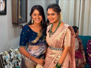 Keerthi Bhat Instagram - Positive vibes only 🙏🩷Blessings of Varamahalakshmi🙏❣️

Pc : @its_vijay_karthikeyan 

Thank u for inviting us : @anjaliattota  @_tejaswini_gowda_official  @shobhashettyofficial ❣️

#positivity #positivevibes #gettogether #friendship #love #pooja #varamahalakshmi