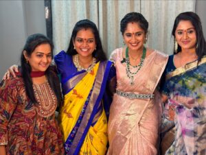 Keerthi Bhat Instagram - Positive vibes only 🙏🩷Blessings of Varamahalakshmi🙏❣️

Pc : @its_vijay_karthikeyan 

Thank u for inviting us : @anjaliattota  @_tejaswini_gowda_official  @shobhashettyofficial ❣️

#positivity #positivevibes #gettogether #friendship #love #pooja #varamahalakshmi