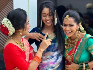 Keerthi Bhat Instagram - Positive vibes only 🙏🩷Blessings of Varamahalakshmi🙏❣️

Pc : @its_vijay_karthikeyan 

Thank u for inviting us : @anjaliattota  @_tejaswini_gowda_official  @shobhashettyofficial ❣️

#positivity #positivevibes #gettogether #friendship #love #pooja #varamahalakshmi