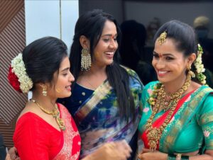 Keerthi Bhat Instagram - Positive vibes only 🙏🩷Blessings of Varamahalakshmi🙏❣️

Pc : @its_vijay_karthikeyan 

Thank u for inviting us : @anjaliattota  @_tejaswini_gowda_official  @shobhashettyofficial ❣️

#positivity #positivevibes #gettogether #friendship #love #pooja #varamahalakshmi