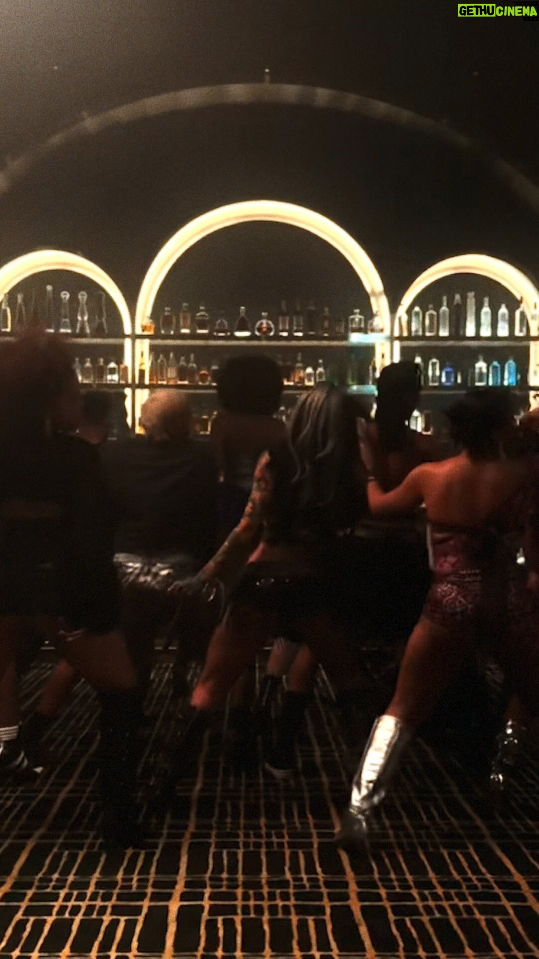 Kehlani - 0.9 Million Likes - LETS GO! i made @dariushickman_ teach me his dance challenge finally lol what it gave?????
🎲♠️ 💒🥂💥🦩❤️🔥🔪♠️🎲 #afterhours