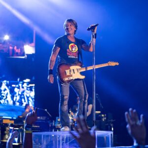 Keith Urban Instagram - the cheeseheads always know how to turn it up a notch 🔥 thank you Wisconsin and thank you @alanaspringsteen for coming out to sing ‘We Were Us’ in Milwaukee !!!