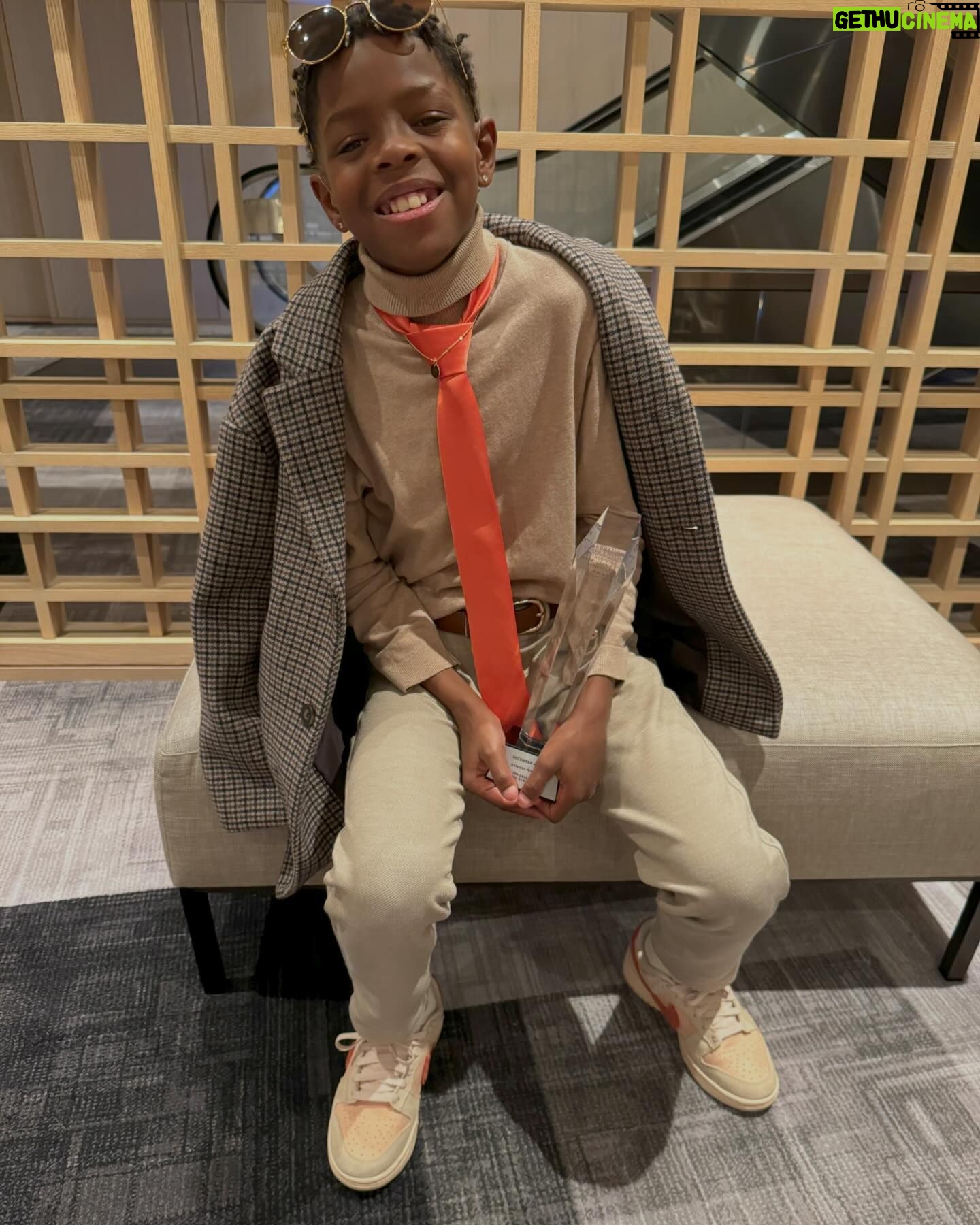 Keivonn Woodard - 23.9K Likes - Thank you @criticschoice for the award to honor Black, Latino and AAPI to celebrate our work in Cinema and TV. Thank you @bellaramsey for introducing speech. 🤟🏾
Stylist: @sankaraxt
Hair: @aprjacksw (my mom!)