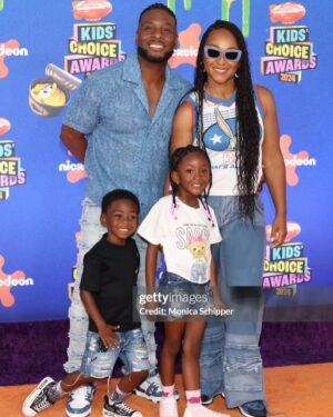 Kel Mitchell Instagram - Mitchell family on the orange carpet at the Kids Choice Awards! 🧡 Wearing denim because it’s timeless, just like our love for Good Burger. Celebrating the fan favorite win for Good Burger 2 is truly special. Thank you to all the fans for the incredible journey! 🍔 #GoodBurger2 #FanFavorite #FamilyLove