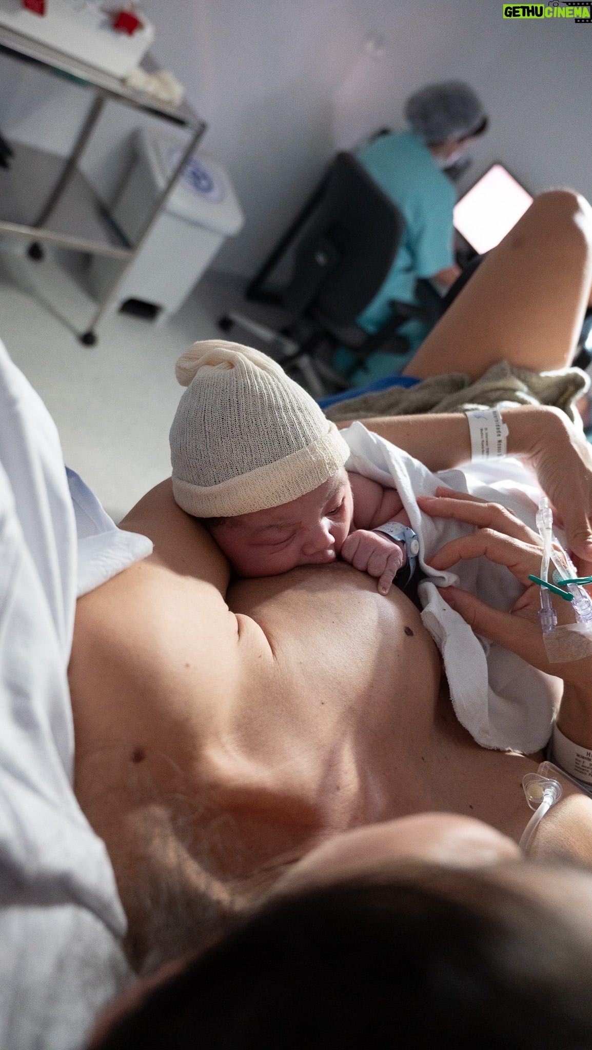Kelly Baron - 8.5K Likes - Um pequeno relato deste dia emocionante. Sábado dia 22/06 internamos na maternidade às 22h00 e o Miguel nasceu às 23h04 de parto normal com 41 semanas de gestação. Obrigada meu marido @pedroguedesoficial por toda a força e apoio, você foi e é tudo para nós dois 🩵♥️