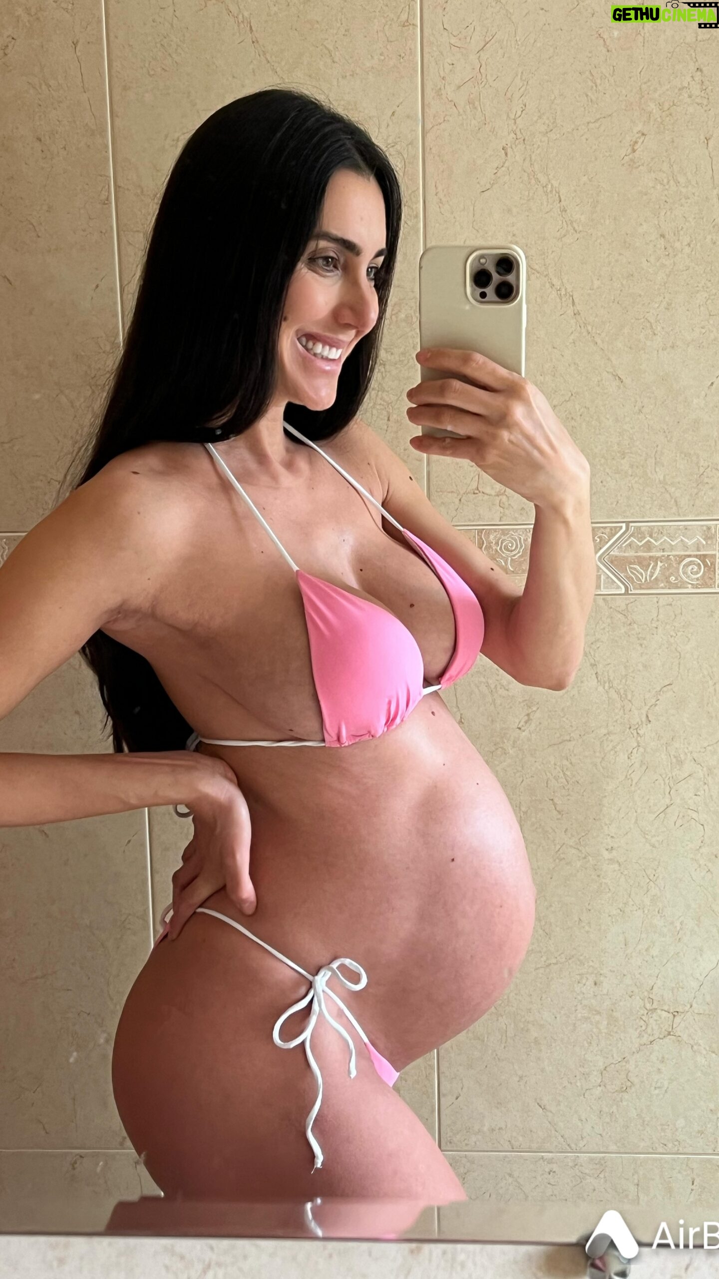 Kelly Baron - 12.4K Likes - Admiro a capacidade do corpo feminino para se adaptar e transformar 🩷 Registro das nossas 40 semanas (9 meses) e no primeiro vídeo estávamos de 33 semanas (8 meses).