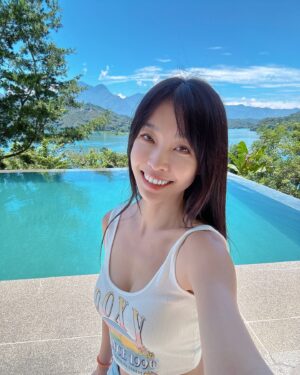 Kelly Huang Instagram - 今天是88父親節💝
祝福所有 父親 以及身兼父職的家長們
父親節快樂❤️

你的爸爸好嗎？

講到爸爸
我非常感謝他一直給予「不過多干涉」的支持

曾經我在外面受委屈
回家他什麼都沒有說 煮了一鍋雞湯 
用他自己的方式關心我

在外面工作很多年 
他總是提醒我 不要這個 不要那個 
不要喝冰的 要存錢 交朋友要謹慎 
做人要大方 但不要借別人錢 

就是怕我走徧走歪 不懂得保護自己

從原本一直唸 到現在放手讓我自由發展
無聲的支持著我
雖然不會每天聯絡
但是我知道他一直都在

他是一個年過70但是沒什麼脖紋的老帥哥
感謝爸爸媽媽給予我生命
把我生的這麼健康又樂觀

謝謝爸爸送給我的一句名言
「記恩 不記仇」
雲淡風輕 瀟灑自在💝

88節快樂😃
爸爸低調 我只能先放自己照片 😂