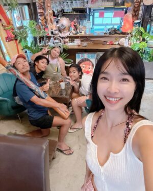 Kelly Huang Instagram - 妙妙廚房搬家了！ 
現在叫做「滿院～妙妙廚房」
在滿州的農會旁邊

好喜歡妙妙廚房的老屋風格
咖哩牛肉飯超級好吃😋
牛肉嫩嫩 傷口癒合中不太能咬硬的 非常適合我
歡迎大家來妙妙廚房吃飯唷❤️

我的surfer girl 愛醬已經比我高了🎵🤷‍♀️

#墾丁必吃美食
#恆春美食 
#滿州美食 
#滿院妙妙廚房