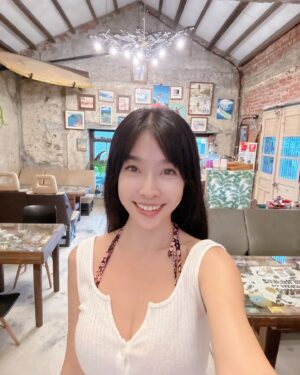 Kelly Huang Instagram - 妙妙廚房搬家了！ 
現在叫做「滿院～妙妙廚房」
在滿州的農會旁邊

好喜歡妙妙廚房的老屋風格
咖哩牛肉飯超級好吃😋
牛肉嫩嫩 傷口癒合中不太能咬硬的 非常適合我
歡迎大家來妙妙廚房吃飯唷❤️

我的surfer girl 愛醬已經比我高了🎵🤷‍♀️

#墾丁必吃美食
#恆春美食 
#滿州美食 
#滿院妙妙廚房