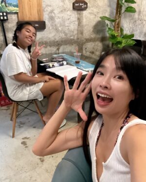 Kelly Huang Instagram - 妙妙廚房搬家了！ 
現在叫做「滿院～妙妙廚房」
在滿州的農會旁邊

好喜歡妙妙廚房的老屋風格
咖哩牛肉飯超級好吃😋
牛肉嫩嫩 傷口癒合中不太能咬硬的 非常適合我
歡迎大家來妙妙廚房吃飯唷❤️

我的surfer girl 愛醬已經比我高了🎵🤷‍♀️

#墾丁必吃美食
#恆春美食 
#滿州美食 
#滿院妙妙廚房