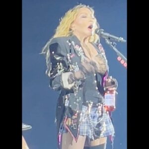 Kelly Mantle Instagram - Long Live The Queen! Saw MADONNA last night & as always it was a religious experience. 🙌👑🙌 
With @rochelley66 @theonlydetox & @omgitslaurieblitz 💘