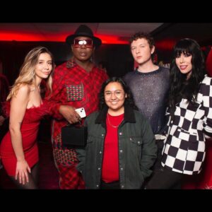 Kelly Mantle Instagram - Hi Gorge! 😍 The @pegmgmt holiday party was a total blast! 🥂🎁🥂

📸: @davidelaffe