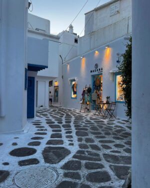 Kelly Vedovelli Instagram - On s’balade à Mykonos <3