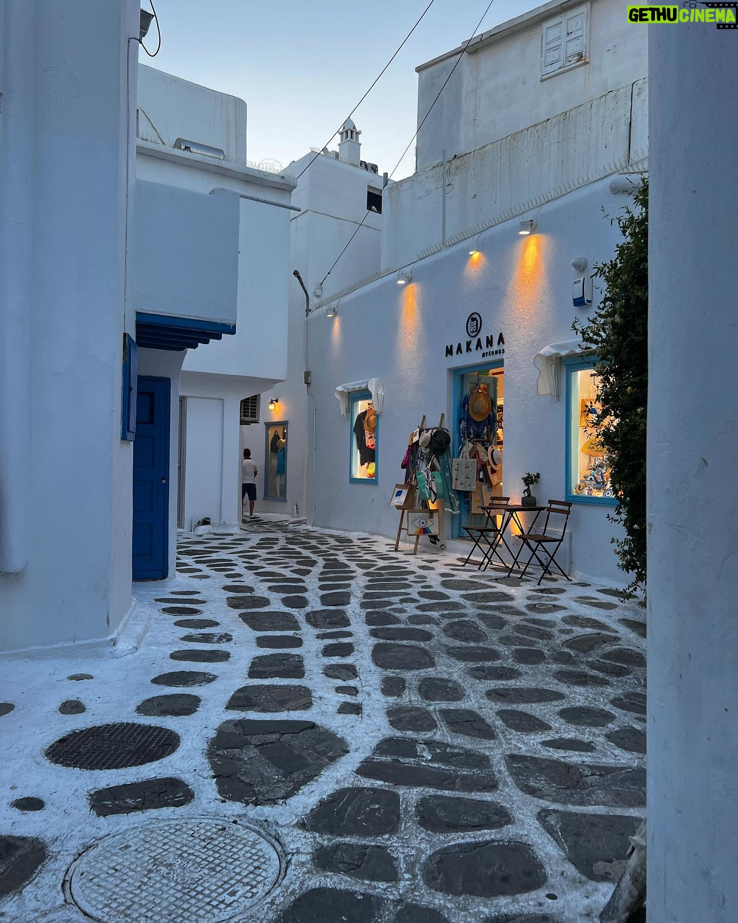 Kelly Vedovelli - 24.7K Likes - On s’balade à Mykonos <3