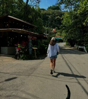 Kellyn Sun Instagram - Pura vida 🌼🌴🌞💜