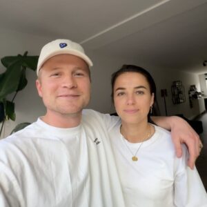 Kelvin Boerma Instagram - 5 maanden geleden zag Nien een huis op Funda en beide dachten we hetzelfde; ‘dit is ‘m!’. Kijken, bieden, nog een keer bieden, stressen, wachten, goed nieuws, klussen, inpakken, verhuizen, uitpakken en dan zit je eindelijk op de plek waar je altijd al van droomde. 🧘🏼🥰