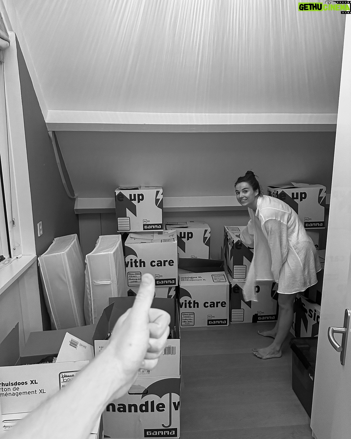 Kelvin Boerma - 69.9K Likes - 5 maanden geleden zag Nien een huis op Funda en beide dachten we hetzelfde; ‘dit is ‘m!’. Kijken, bieden, nog een keer bieden, stressen, wachten, goed nieuws, klussen, inpakken, verhuizen, uitpakken en dan zit je eindelijk op de plek waar je altijd al van droomde. 🧘🏼🥰