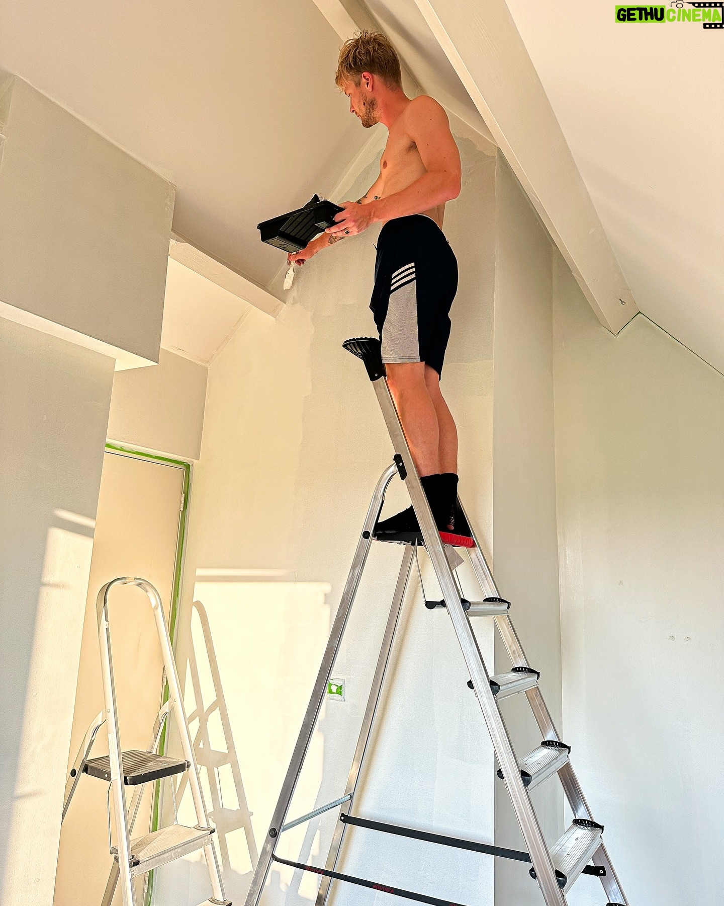 Kelvin Boerma - 69.9K Likes - 5 maanden geleden zag Nien een huis op Funda en beide dachten we hetzelfde; ‘dit is ‘m!’. Kijken, bieden, nog een keer bieden, stressen, wachten, goed nieuws, klussen, inpakken, verhuizen, uitpakken en dan zit je eindelijk op de plek waar je altijd al van droomde. 🧘🏼🥰