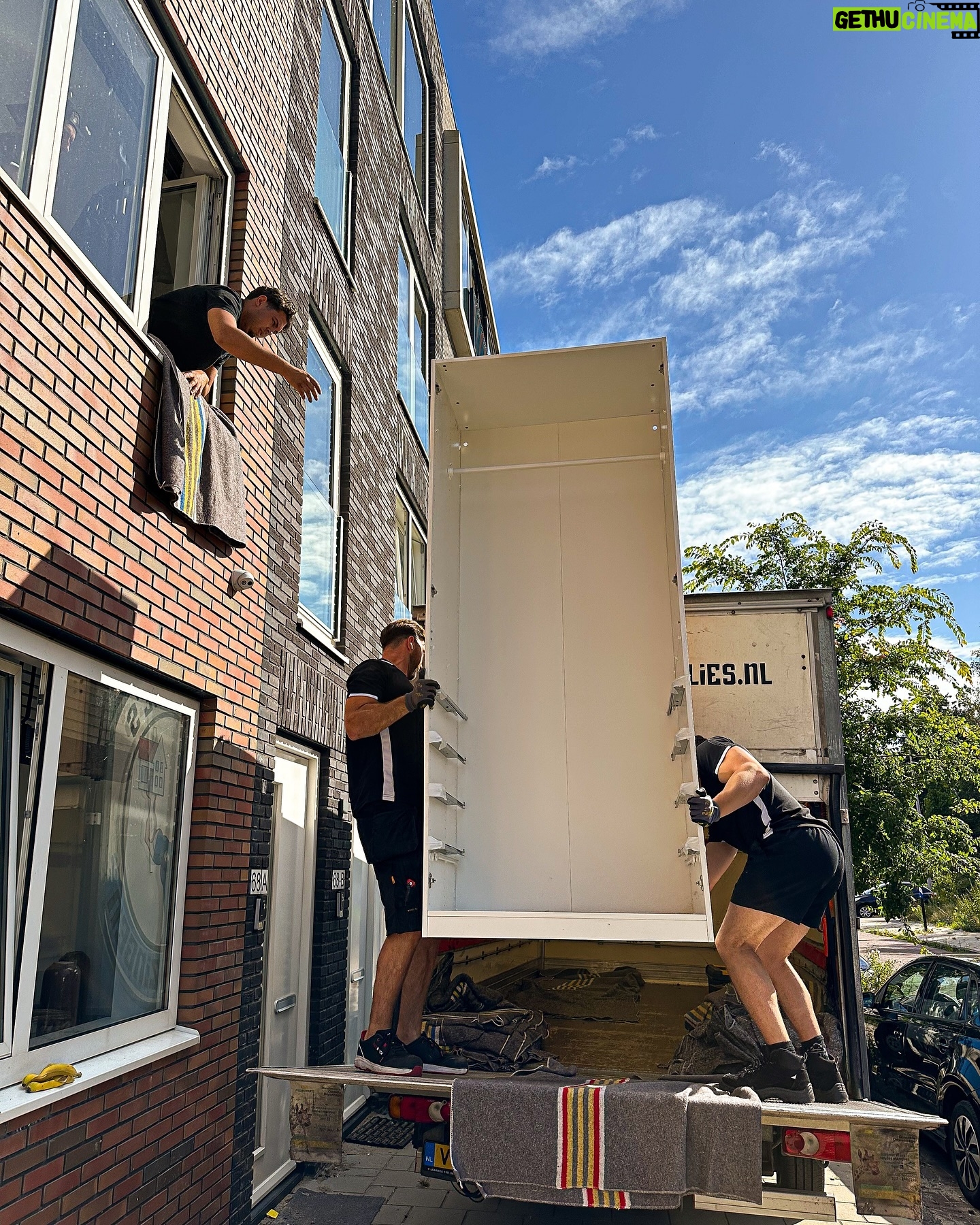 Kelvin Boerma - 69.9K Likes - 5 maanden geleden zag Nien een huis op Funda en beide dachten we hetzelfde; ‘dit is ‘m!’. Kijken, bieden, nog een keer bieden, stressen, wachten, goed nieuws, klussen, inpakken, verhuizen, uitpakken en dan zit je eindelijk op de plek waar je altijd al van droomde. 🧘🏼🥰