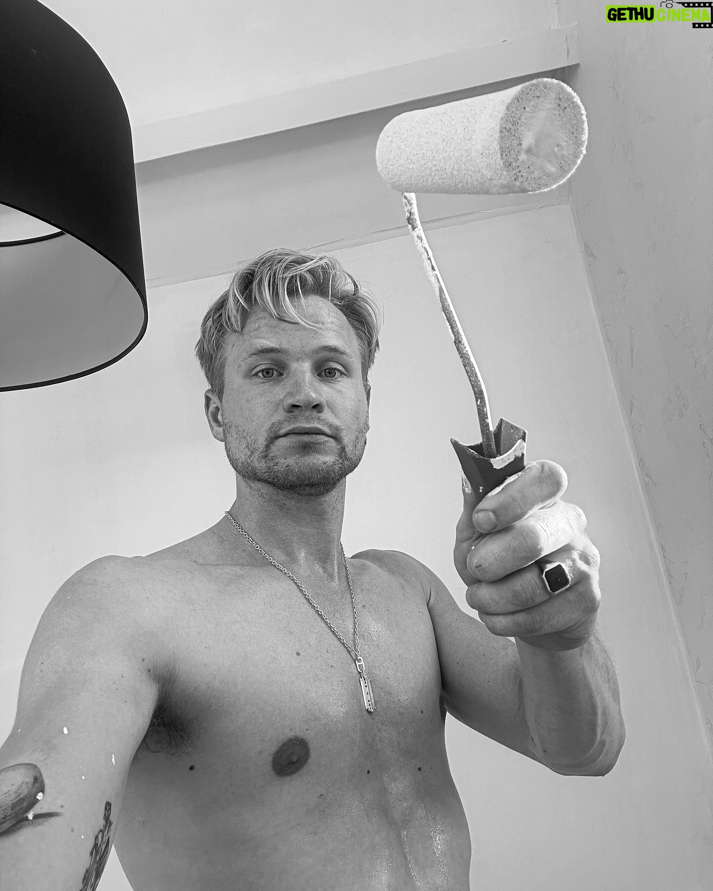 Kelvin Boerma - 69.9K Likes - 5 maanden geleden zag Nien een huis op Funda en beide dachten we hetzelfde; ‘dit is ‘m!’. Kijken, bieden, nog een keer bieden, stressen, wachten, goed nieuws, klussen, inpakken, verhuizen, uitpakken en dan zit je eindelijk op de plek waar je altijd al van droomde. 🧘🏼🥰