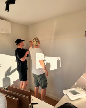 Kelvin Boerma Instagram - 5 maanden geleden zag Nien een huis op Funda en beide dachten we hetzelfde; ‘dit is ‘m!’. Kijken, bieden, nog een keer bieden, stressen, wachten, goed nieuws, klussen, inpakken, verhuizen, uitpakken en dan zit je eindelijk op de plek waar je altijd al van droomde. 🧘🏼🥰