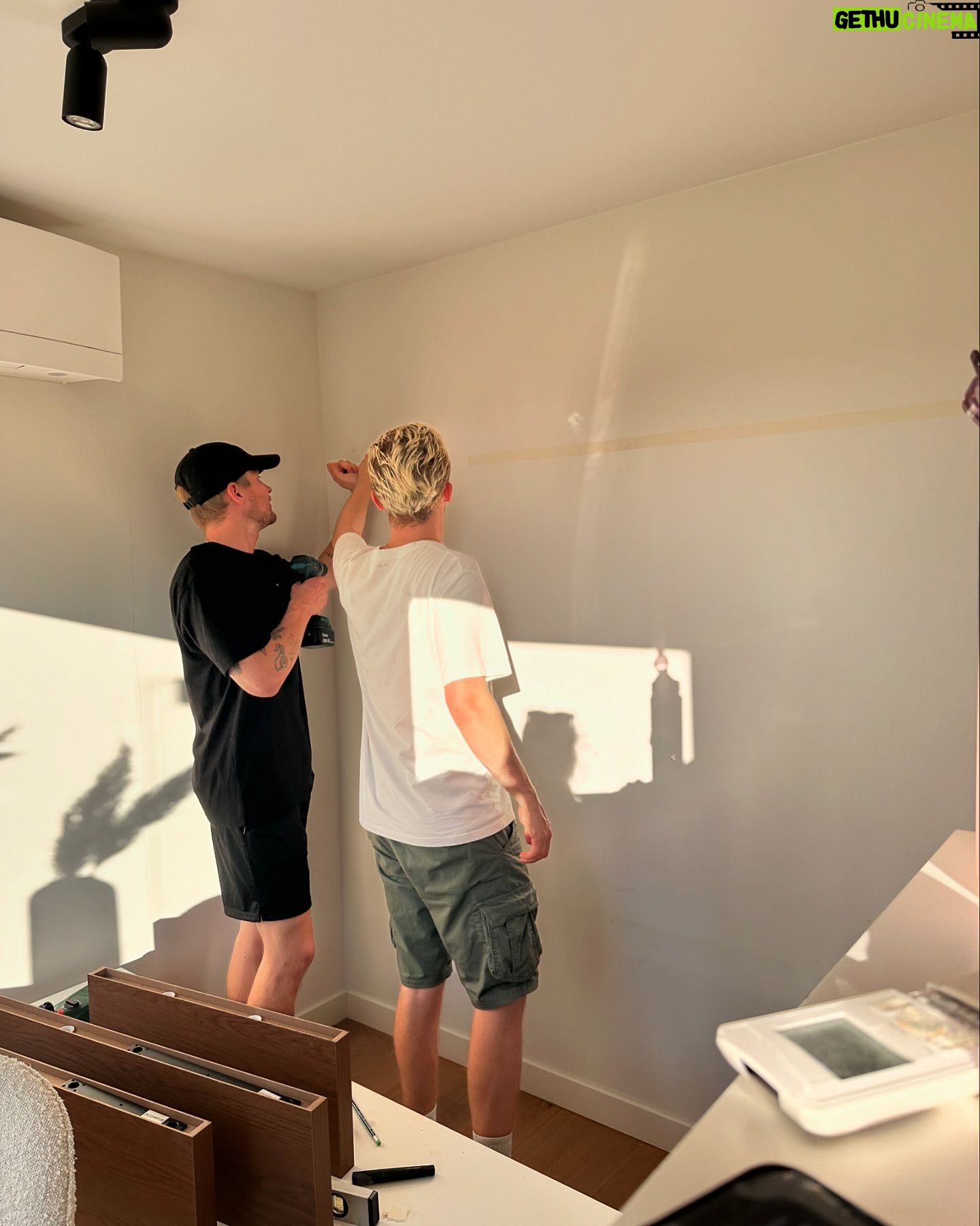 Kelvin Boerma - 69.9K Likes - 5 maanden geleden zag Nien een huis op Funda en beide dachten we hetzelfde; ‘dit is ‘m!’. Kijken, bieden, nog een keer bieden, stressen, wachten, goed nieuws, klussen, inpakken, verhuizen, uitpakken en dan zit je eindelijk op de plek waar je altijd al van droomde. 🧘🏼🥰