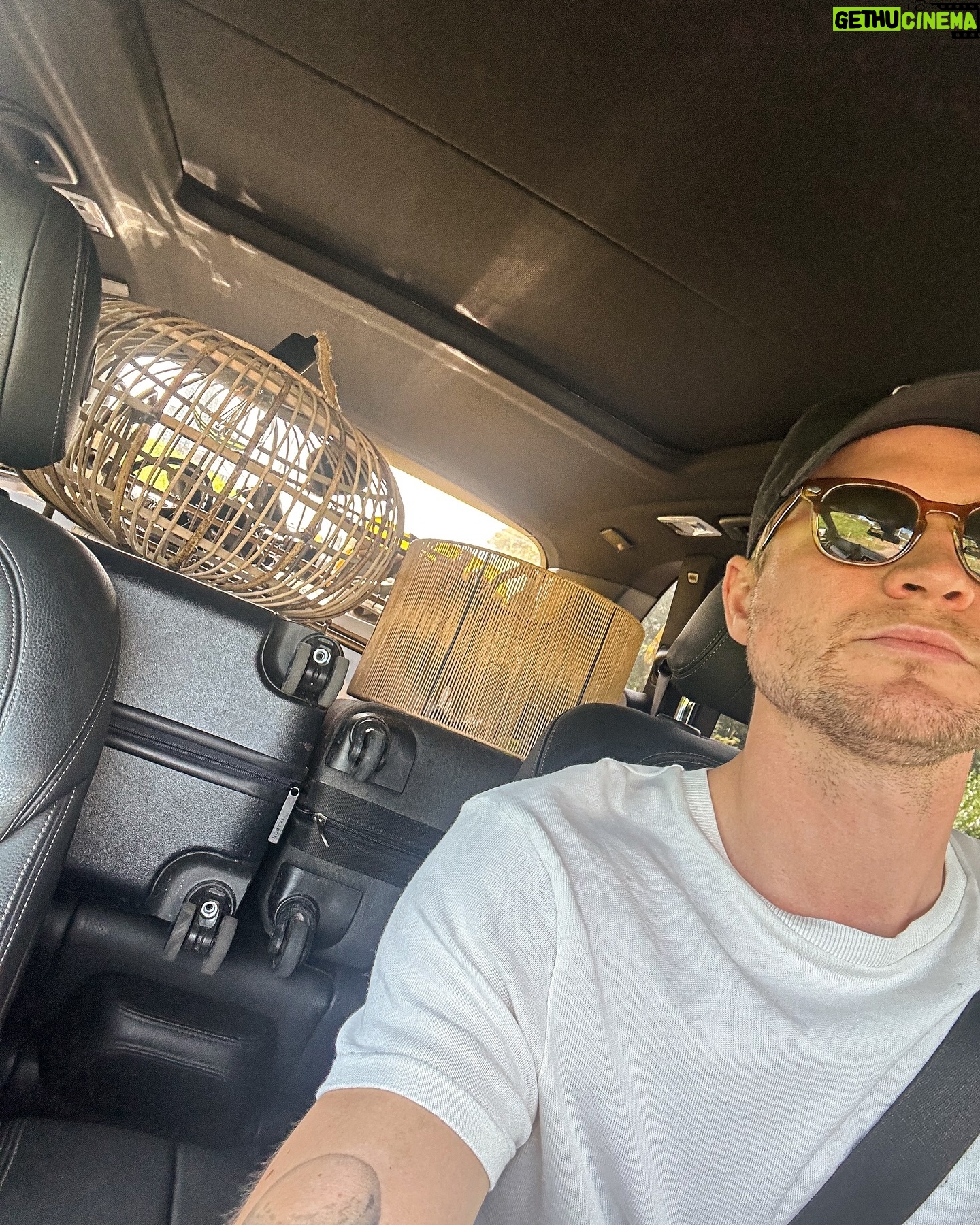 Kelvin Boerma - 69.9K Likes - 5 maanden geleden zag Nien een huis op Funda en beide dachten we hetzelfde; ‘dit is ‘m!’. Kijken, bieden, nog een keer bieden, stressen, wachten, goed nieuws, klussen, inpakken, verhuizen, uitpakken en dan zit je eindelijk op de plek waar je altijd al van droomde. 🧘🏼🥰