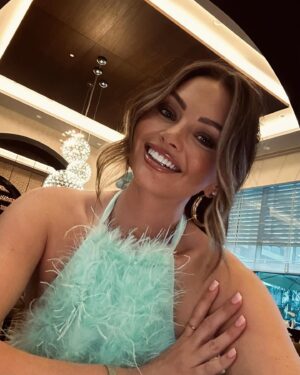 Kendall Rae-Knight Instagram - IT’S SO FLUFFY I’M GONNA DIE!