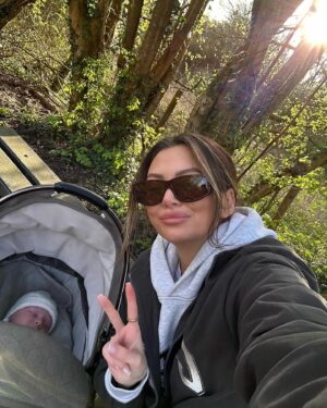 Kendall Rae-Knight Instagram - An easter walk & roast dinner for 2 👶🏼🐣🪺🪿💛
