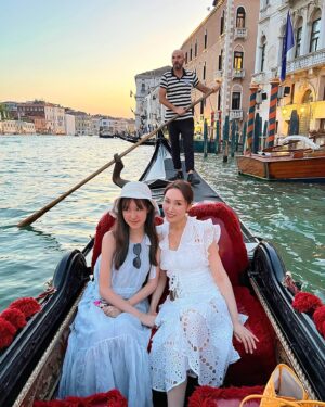 Kenix Kwok Ho-Ying Instagram - Venice, a pretty city with stunning sceneries, polite people everywhere, and a romantic atmosphere on the gondola with my beloved ones 🩷🩷🩷
#veniceitaly #romanticscenery #unforgettablemoments #gondola #summertimeinvenice
